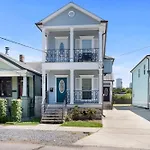 Spacious 4Br Mid-City Home With Pool & Balcony