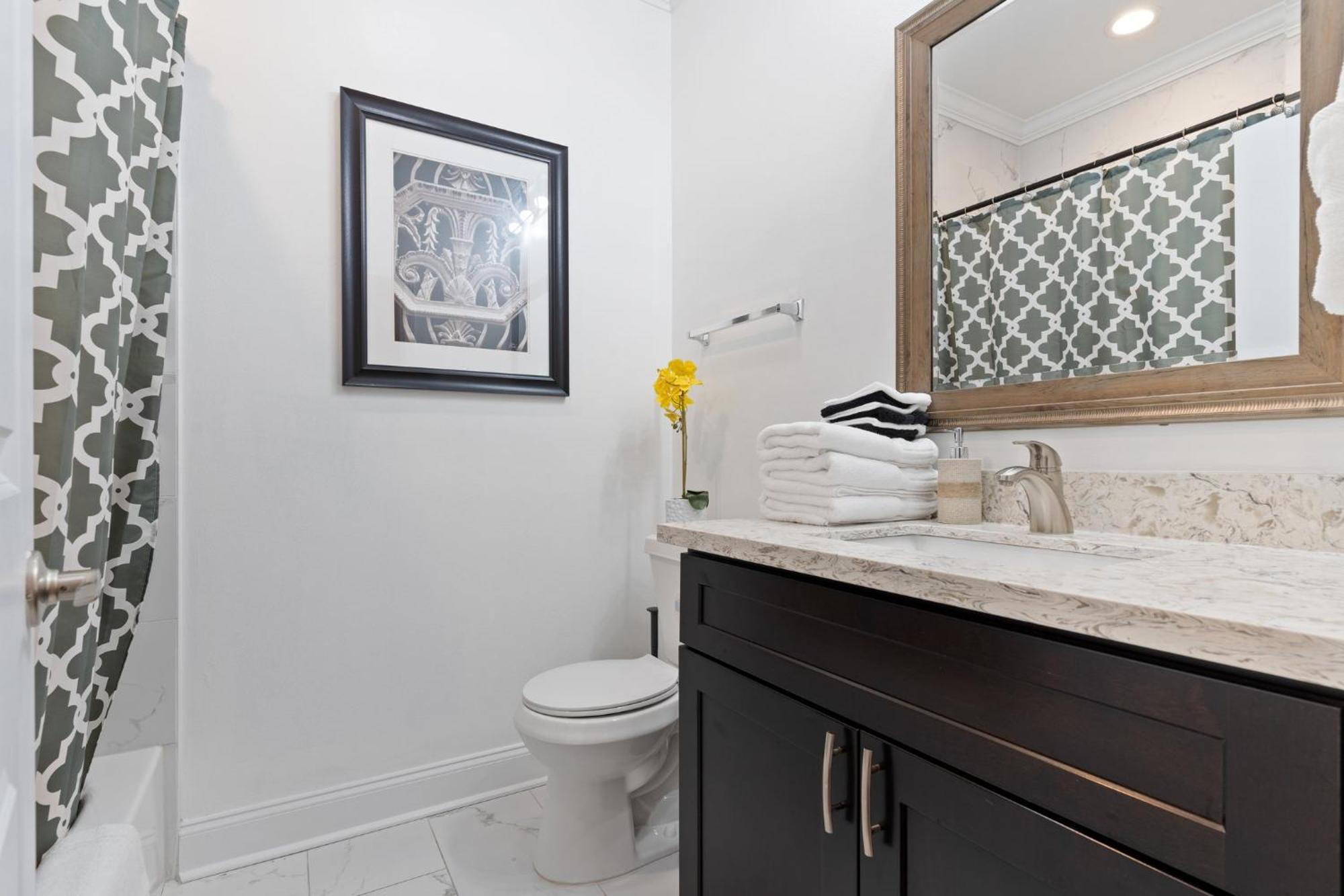 Spacious 4br Mid-city With Pool & Balcony