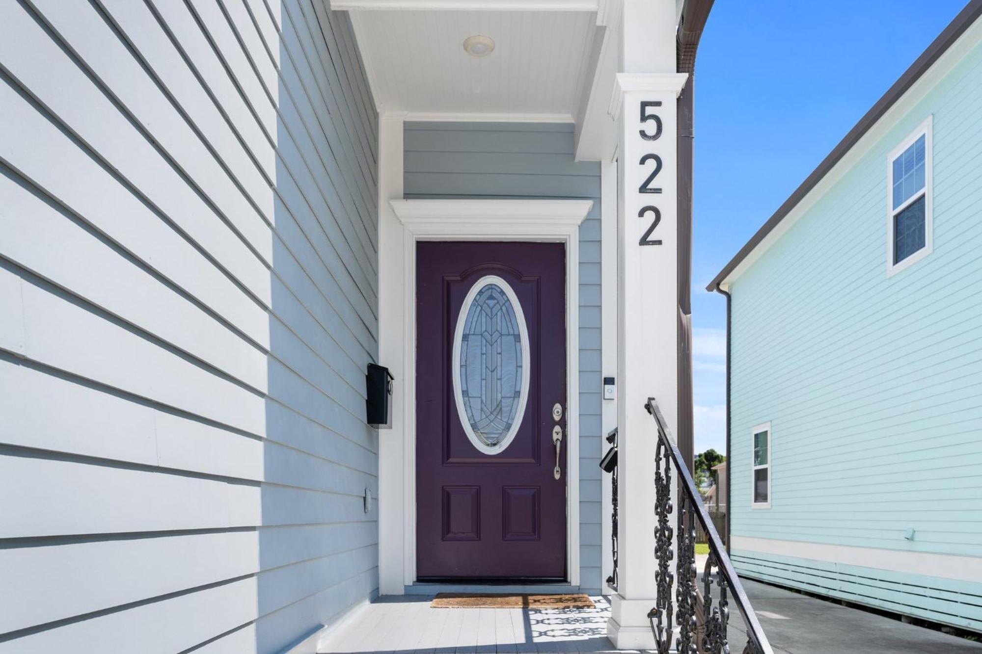 Spacious 4br Mid-city With Pool & Balcony