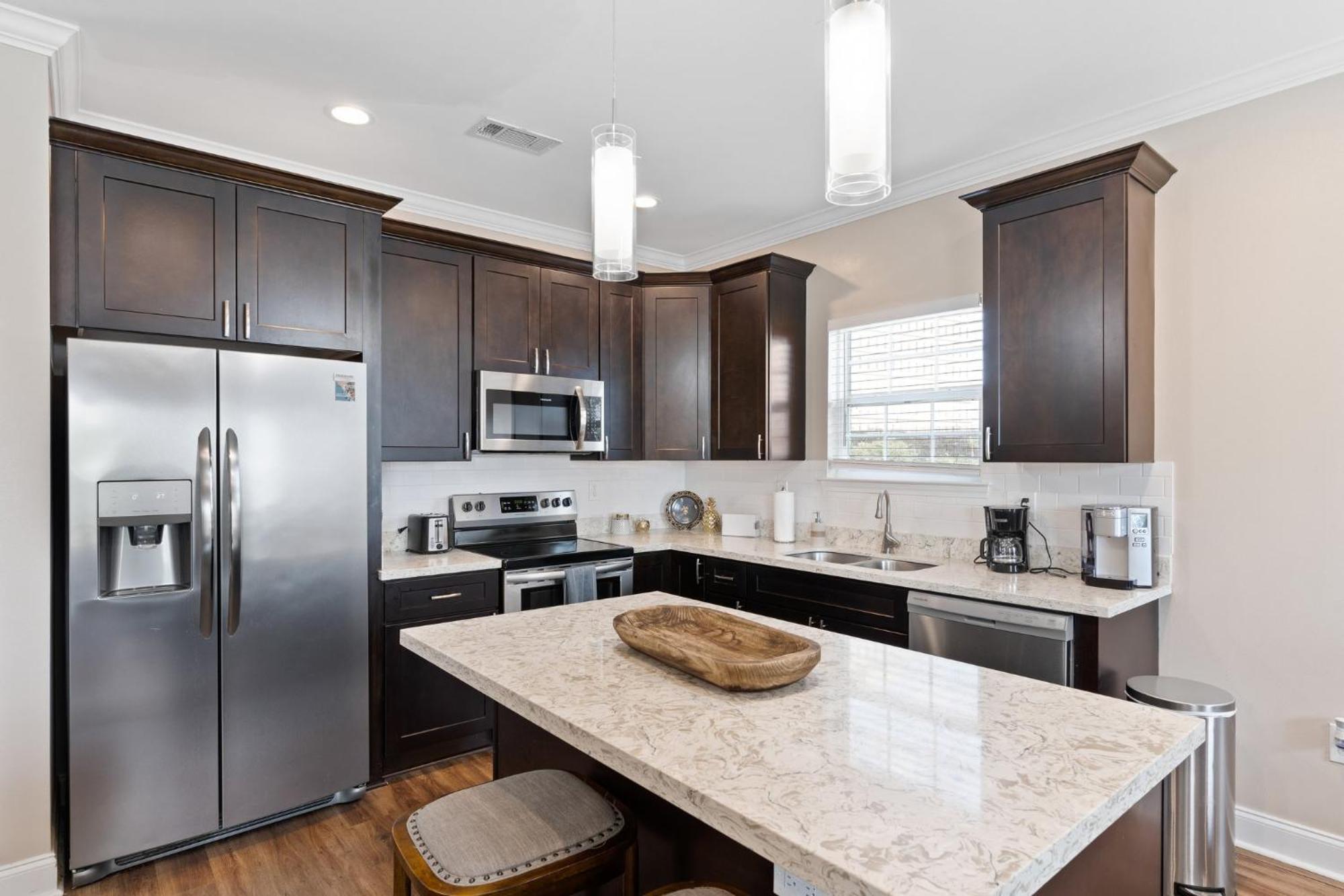 Spacious 4br Mid-city With Pool & Balcony *