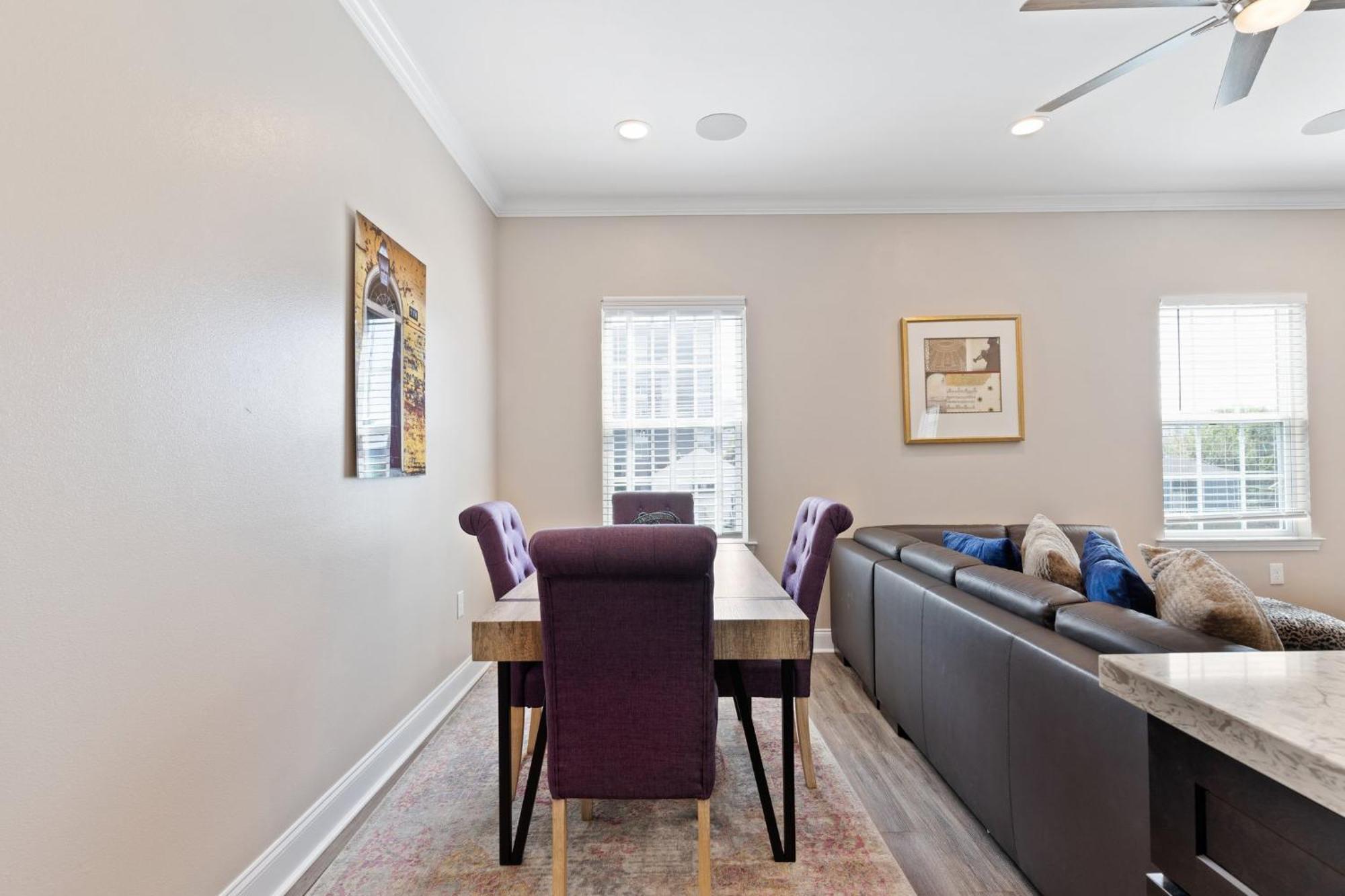 Holiday home Spacious 4br Mid-city With Pool & Balcony