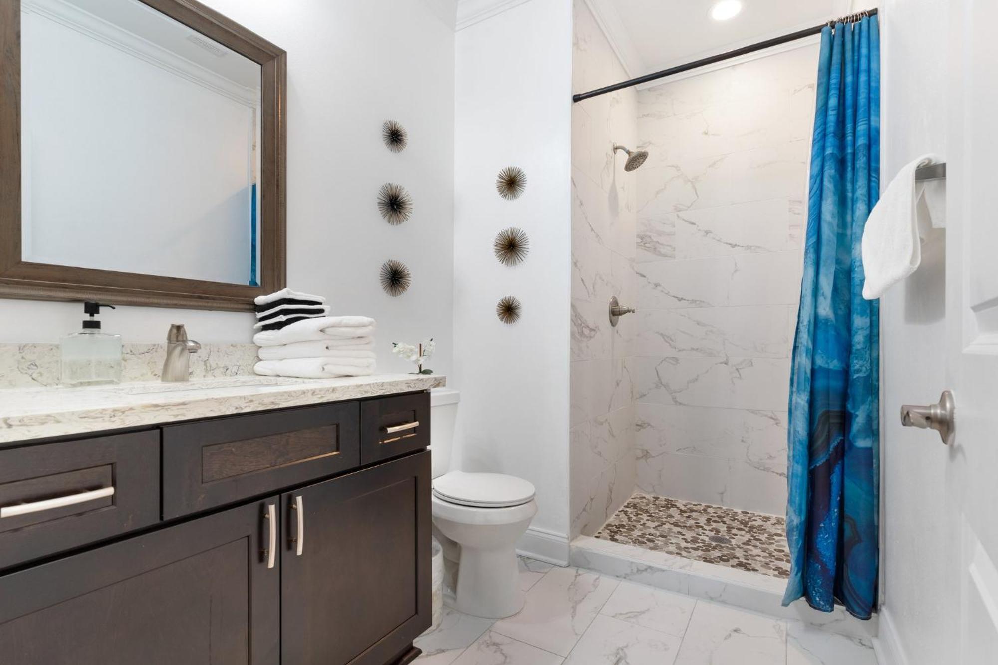 Spacious 4br Mid-city With Pool & Balcony