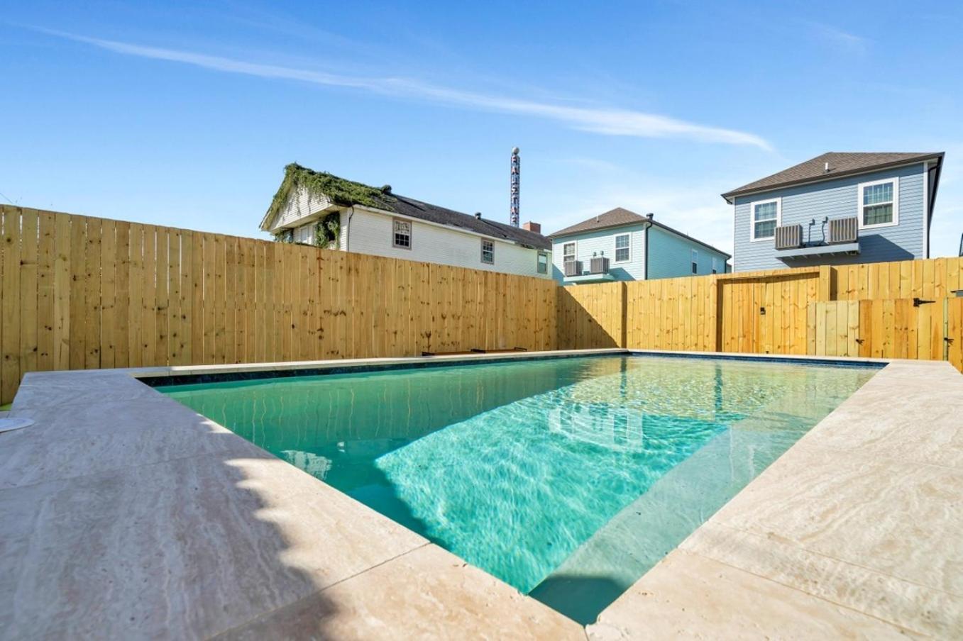 Spacious 4br Mid-city With Pool & Balcony Holiday home