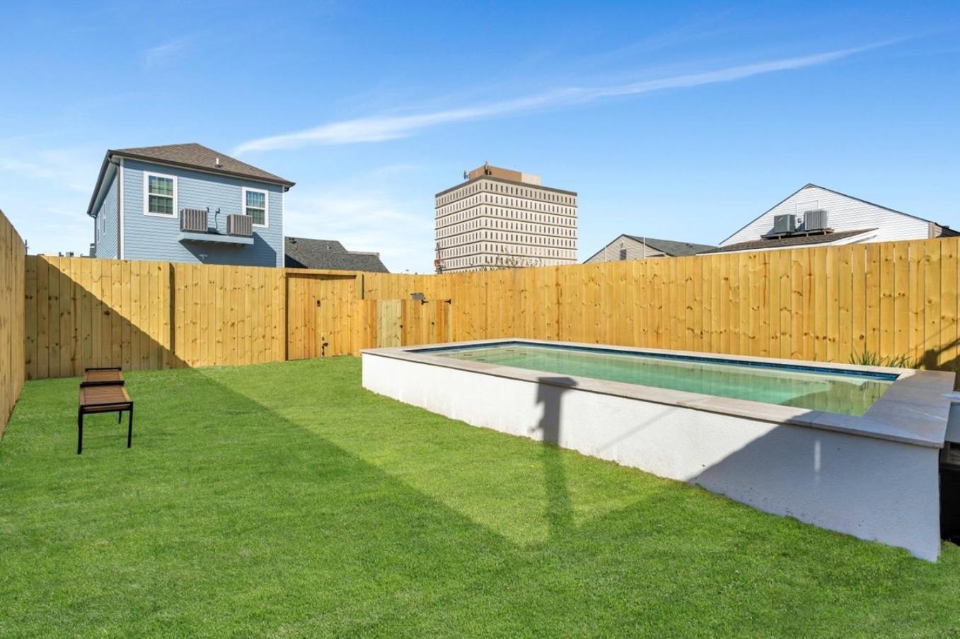 Holiday home Spacious 4br Mid-city With Pool & Balcony *