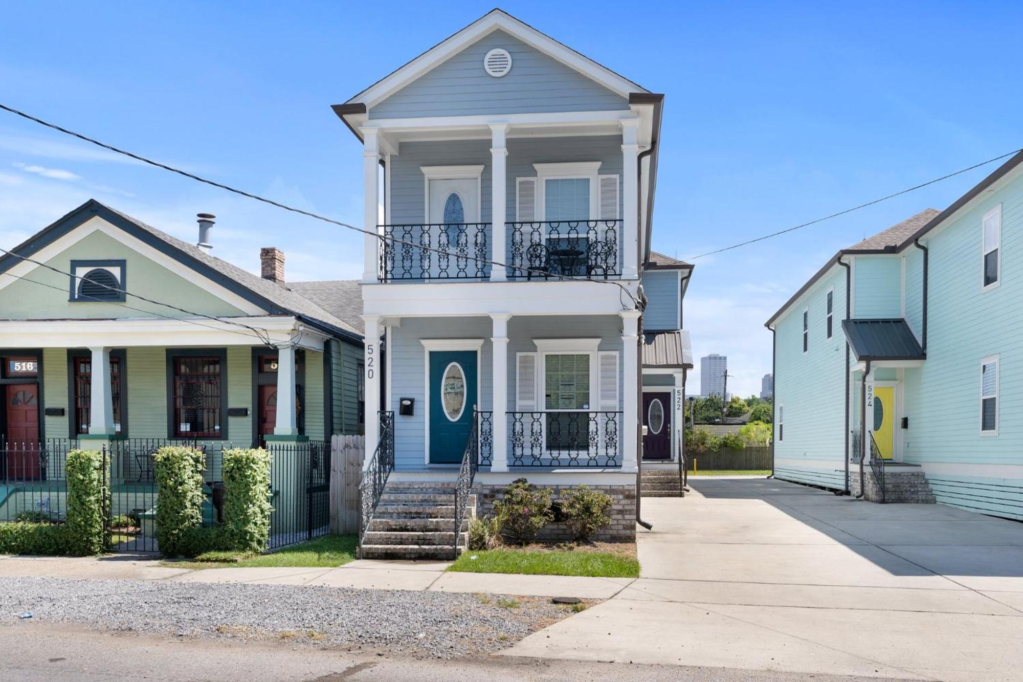 Spacious 4br Mid-city With Pool & Balcony *
