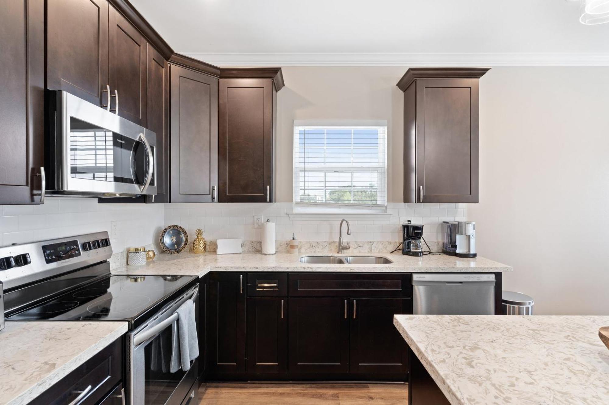 Spacious 4br Mid-city With Pool & Balcony *